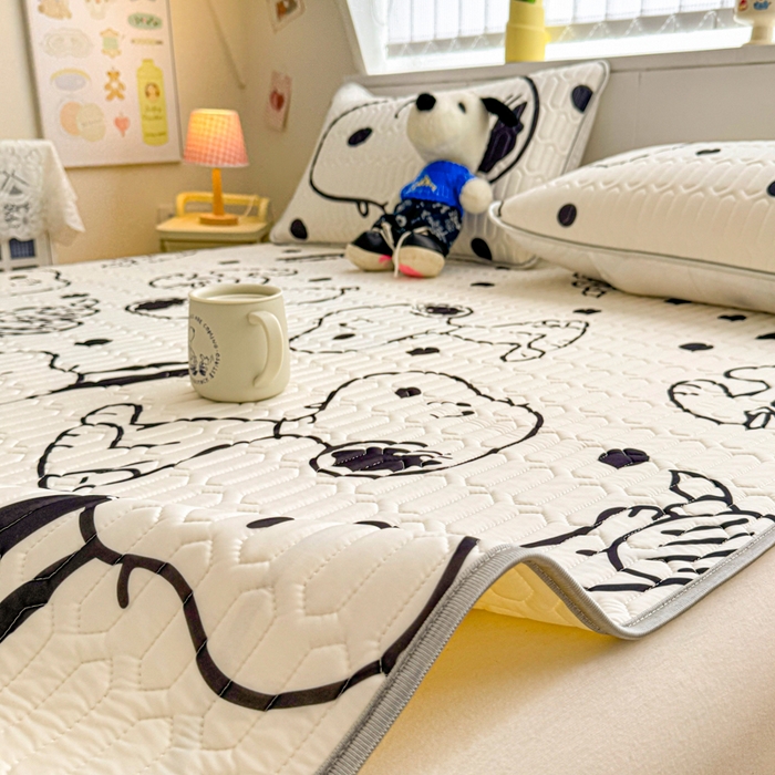 91家纺网 家纺一手货源 找家纺 色鬼布艺高端家居主号 2026新款卡通史努比凉感丝乳胶席子凉席夏被夏凉被空调被 史努比乐园