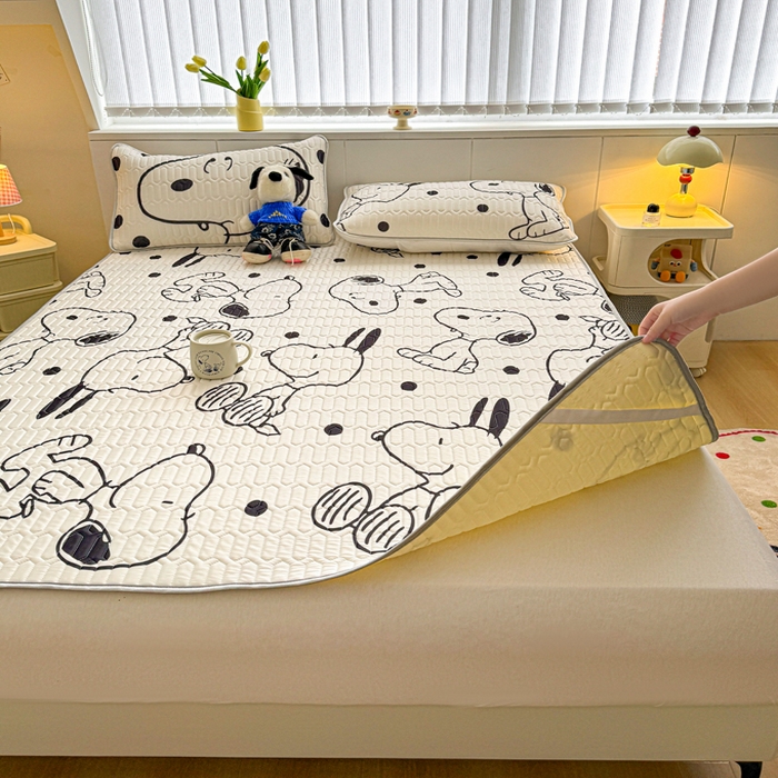 91家纺网 家纺一手货源 找家纺 色鬼布艺高端家居主号 2026新款卡通史努比凉感丝乳胶席子凉席夏被夏凉被空调被 史努比乐园