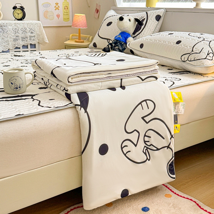 91家纺网 家纺一手货源 找家纺 色鬼布艺高端家居主号 2026新款卡通史努比凉感丝乳胶席子凉席夏被夏凉被空调被 史努比乐园