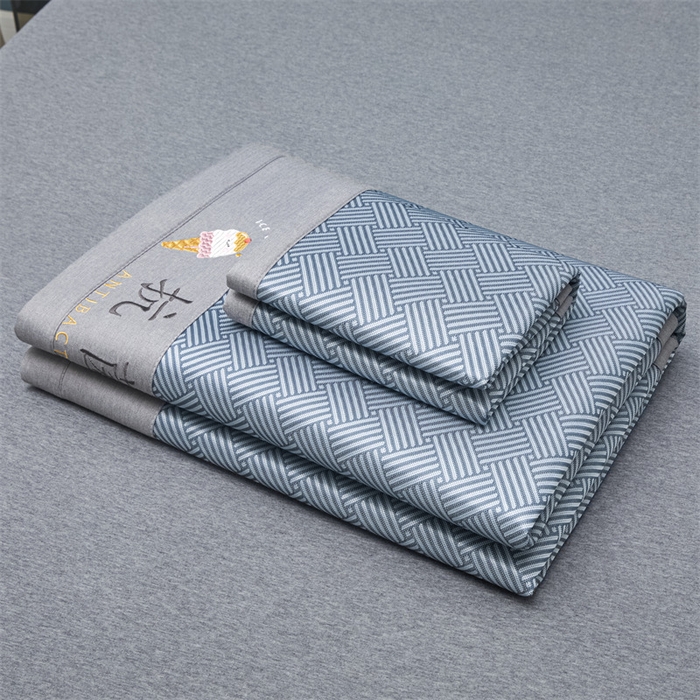 91家纺网 家纺一手货源 找家纺 色鬼布艺高端家居主号 2026新款抗菌冰激凌色织提花床单款床席冰丝席席子凉席 冰激凌-深蓝