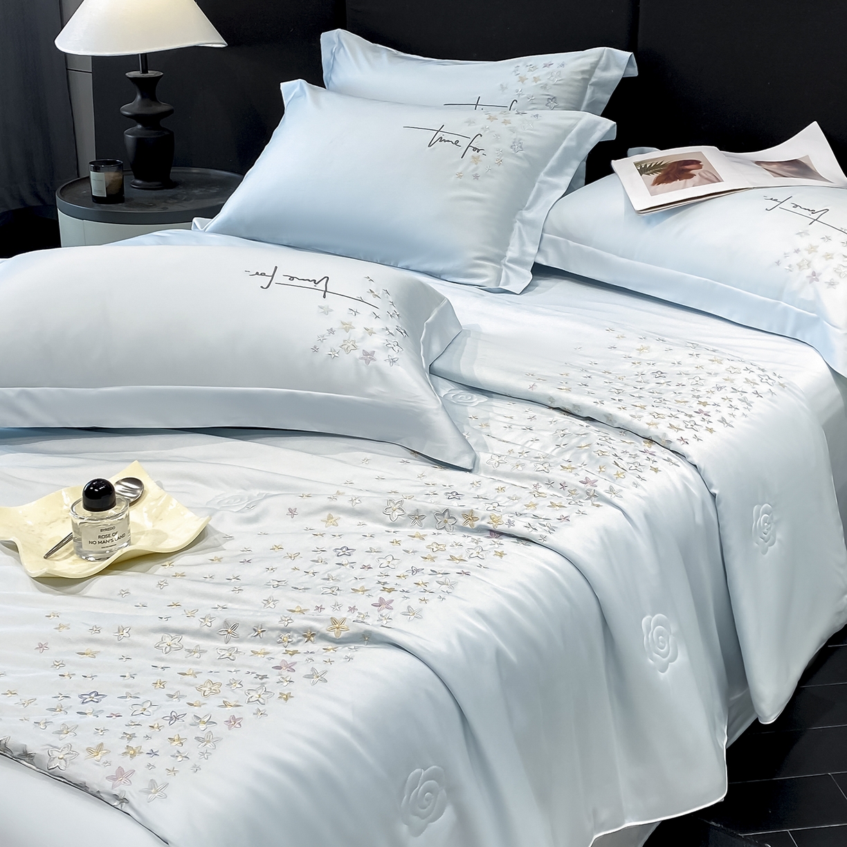 91家纺网 家纺一手货源 找家纺 新方向 2026新款刺绣A类20%蚕丝天丝棉夏被四件套-星耀 星耀-微光蓝