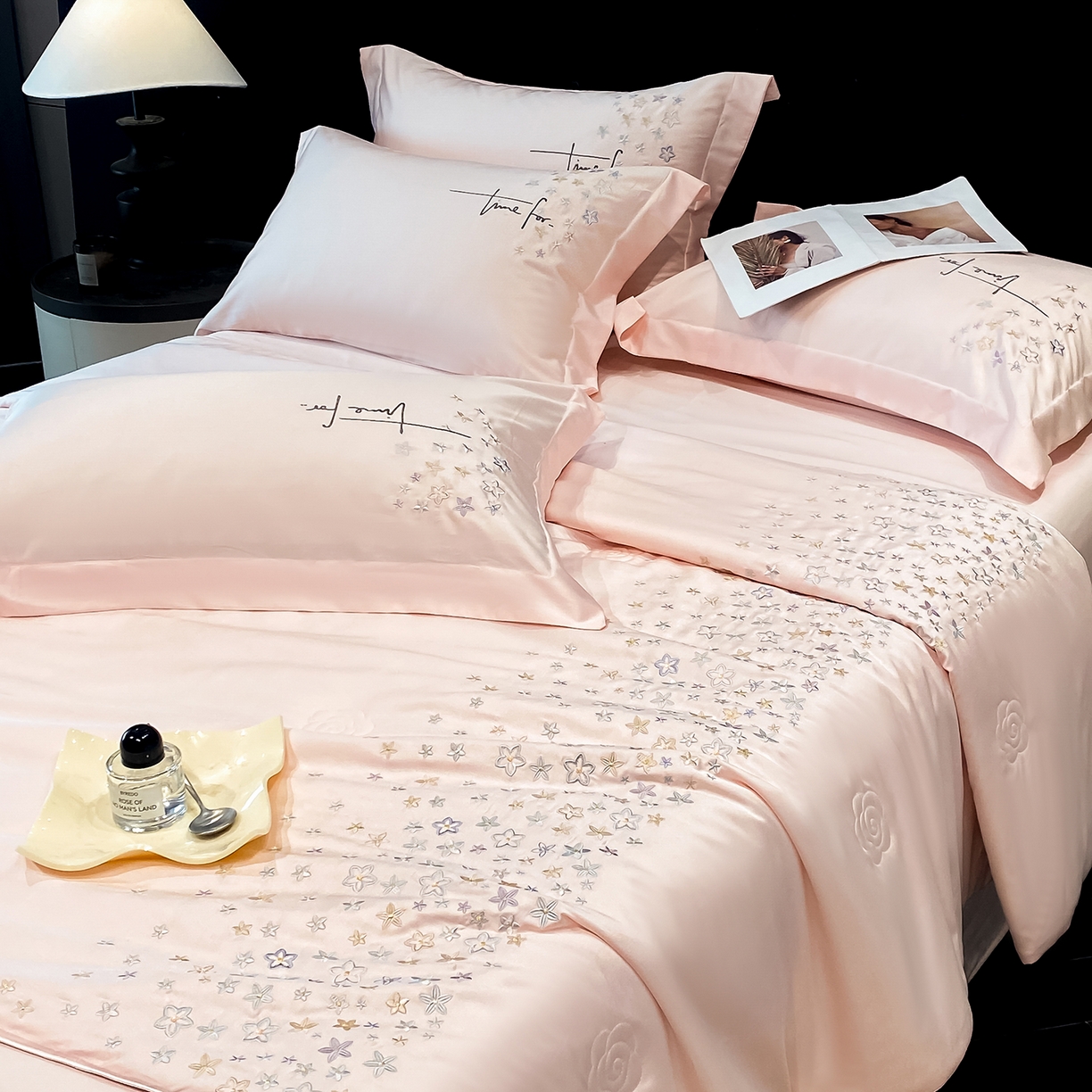 91家纺网 家纺一手货源 找家纺 新方向 2026新款刺绣A类20%蚕丝天丝棉夏被四件套-星耀 星耀-山茶粉