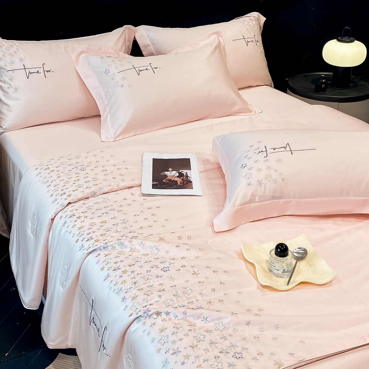 91家纺网 家纺一手货源 找家纺 新方向 2026新款刺绣A类20%蚕丝天丝棉夏被四件套-星耀 星耀-山茶粉