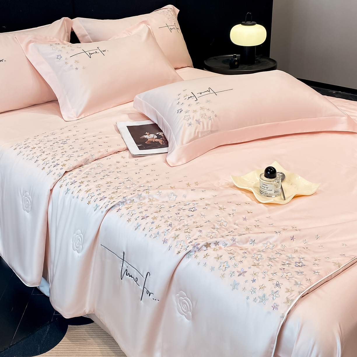 91家纺网 家纺一手货源 找家纺 新方向 2026新款刺绣A类20%蚕丝天丝棉夏被四件套-星耀 星耀-山茶粉