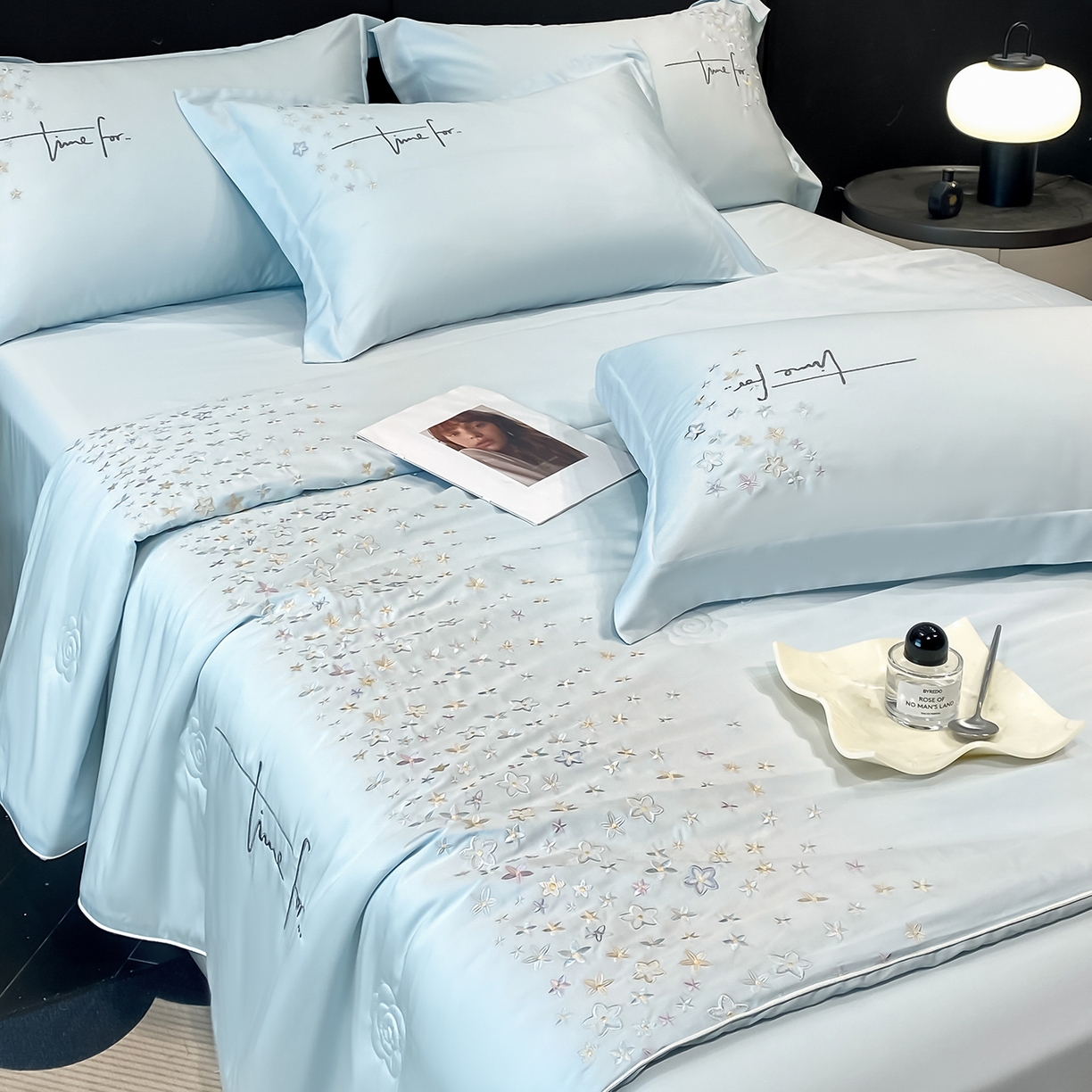 91家纺网 家纺一手货源 找家纺 新方向 2026新款刺绣A类20%蚕丝天丝棉夏被四件套-星耀 星耀-微光蓝