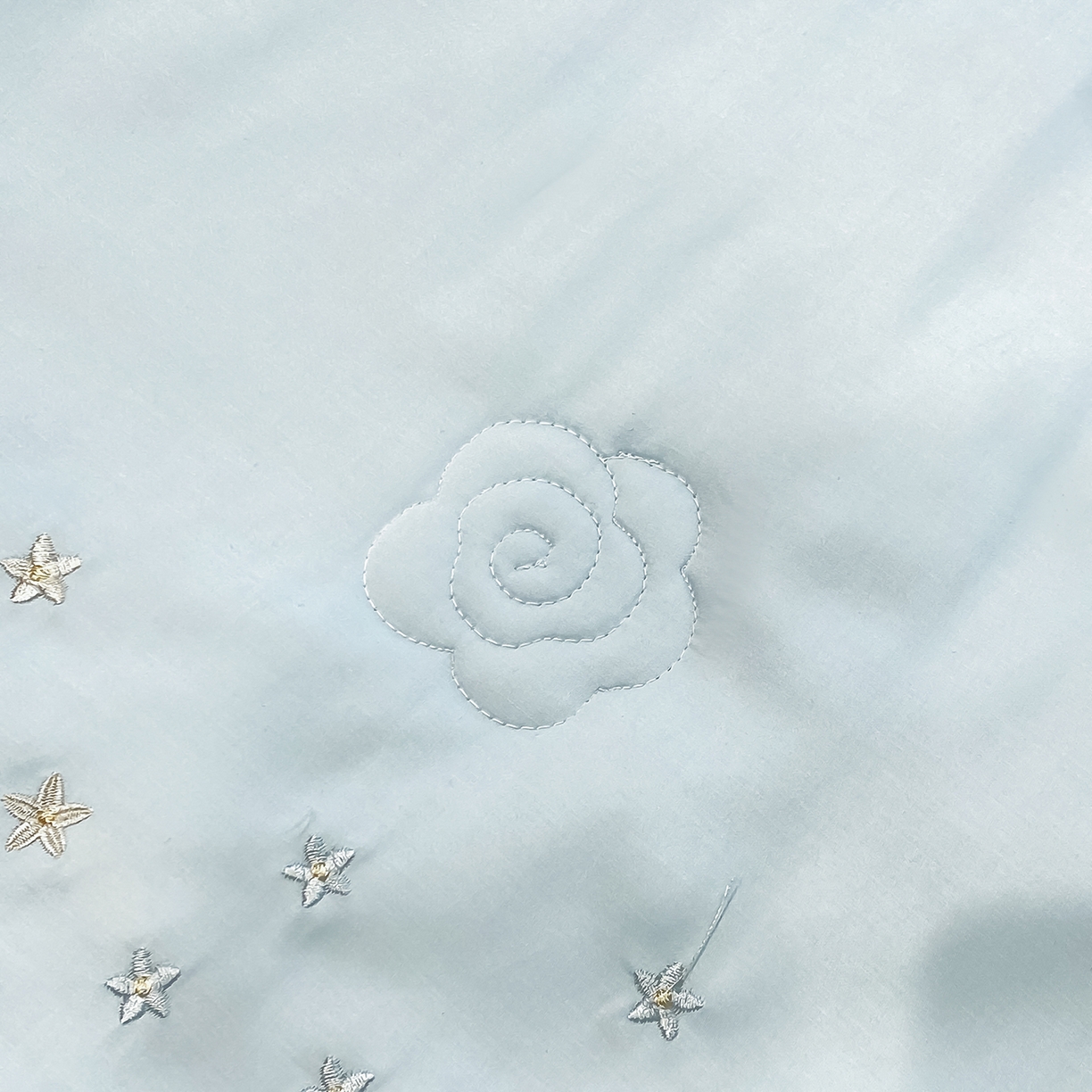 91家纺网 家纺一手货源 找家纺 新方向 2026新款刺绣A类20%蚕丝天丝棉夏被四件套-星耀 星耀-微光蓝