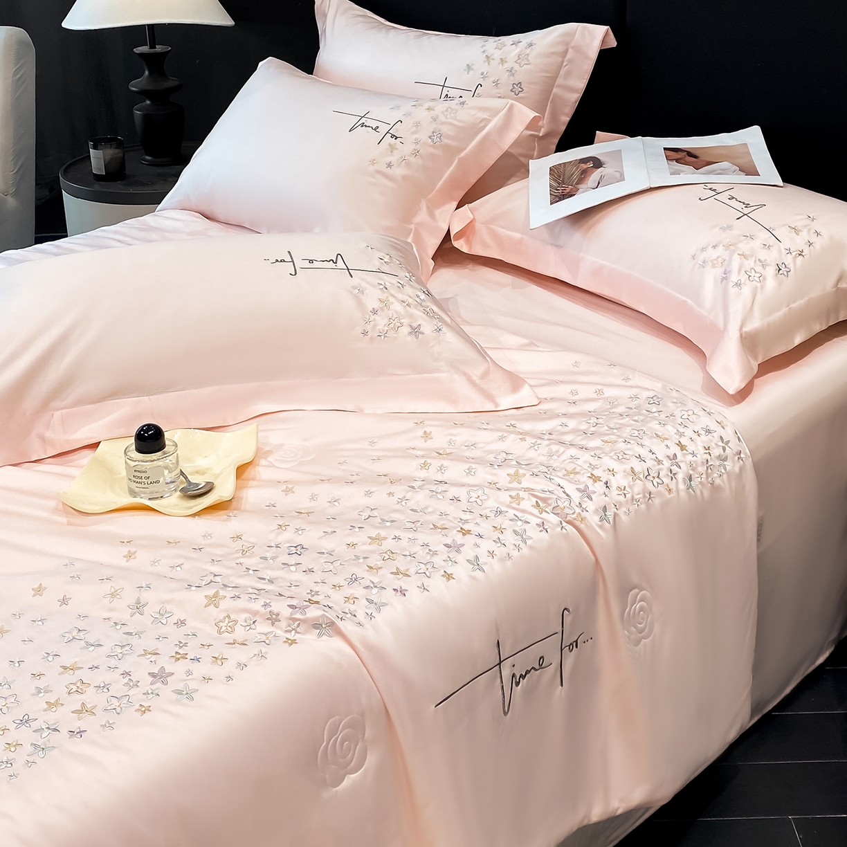 91家纺网 家纺一手货源 找家纺 新方向 2026新款刺绣A类20%蚕丝天丝棉夏被四件套-星耀 星耀-山茶粉