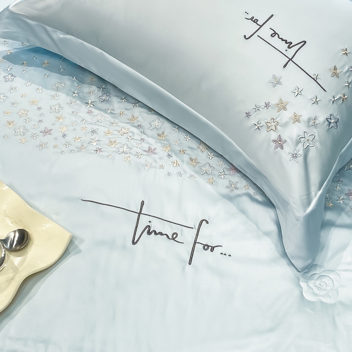 91家纺网 家纺一手货源 找家纺 新方向 2026新款刺绣A类20%蚕丝天丝棉夏被四件套-星耀 星耀-微光蓝