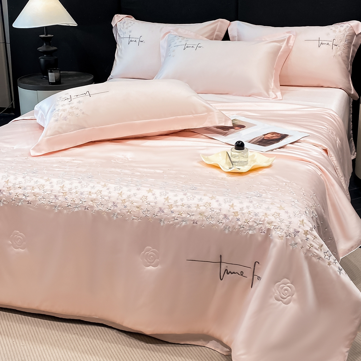 91家纺网 家纺一手货源 找家纺 新方向 2026新款刺绣A类20%蚕丝天丝棉夏被四件套-星耀 星耀-山茶粉