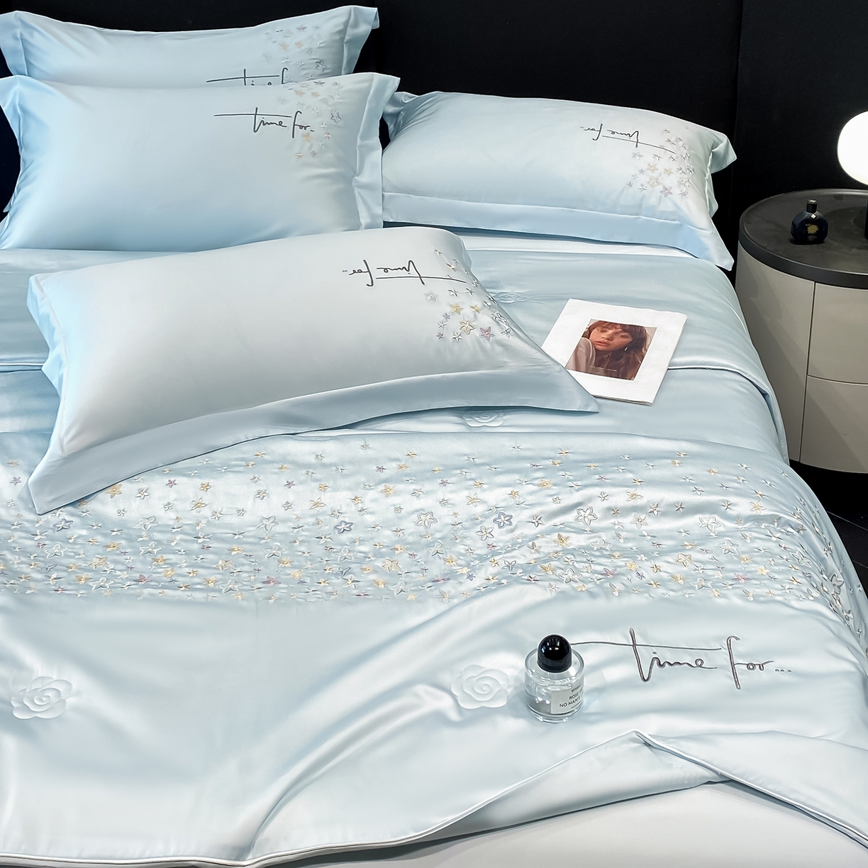 91家纺网 家纺一手货源 找家纺 新方向 2026新款刺绣A类20%蚕丝天丝棉夏被四件套-星耀 星耀-微光蓝