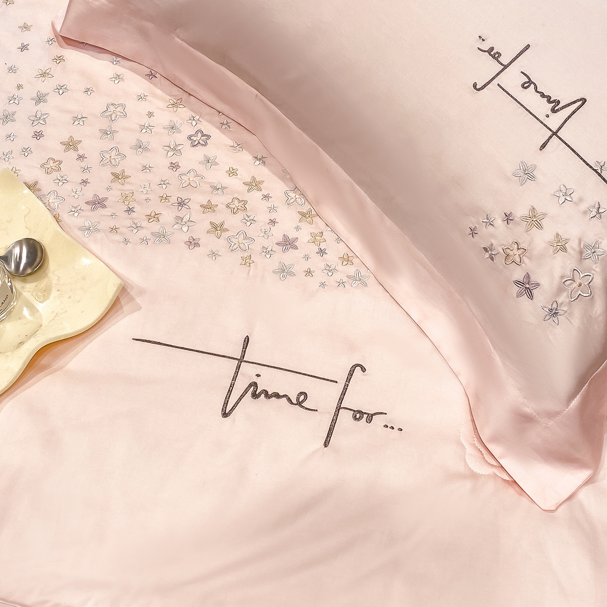 91家纺网 家纺一手货源 找家纺 新方向 2026新款刺绣A类20%蚕丝天丝棉夏被四件套-星耀 星耀-山茶粉