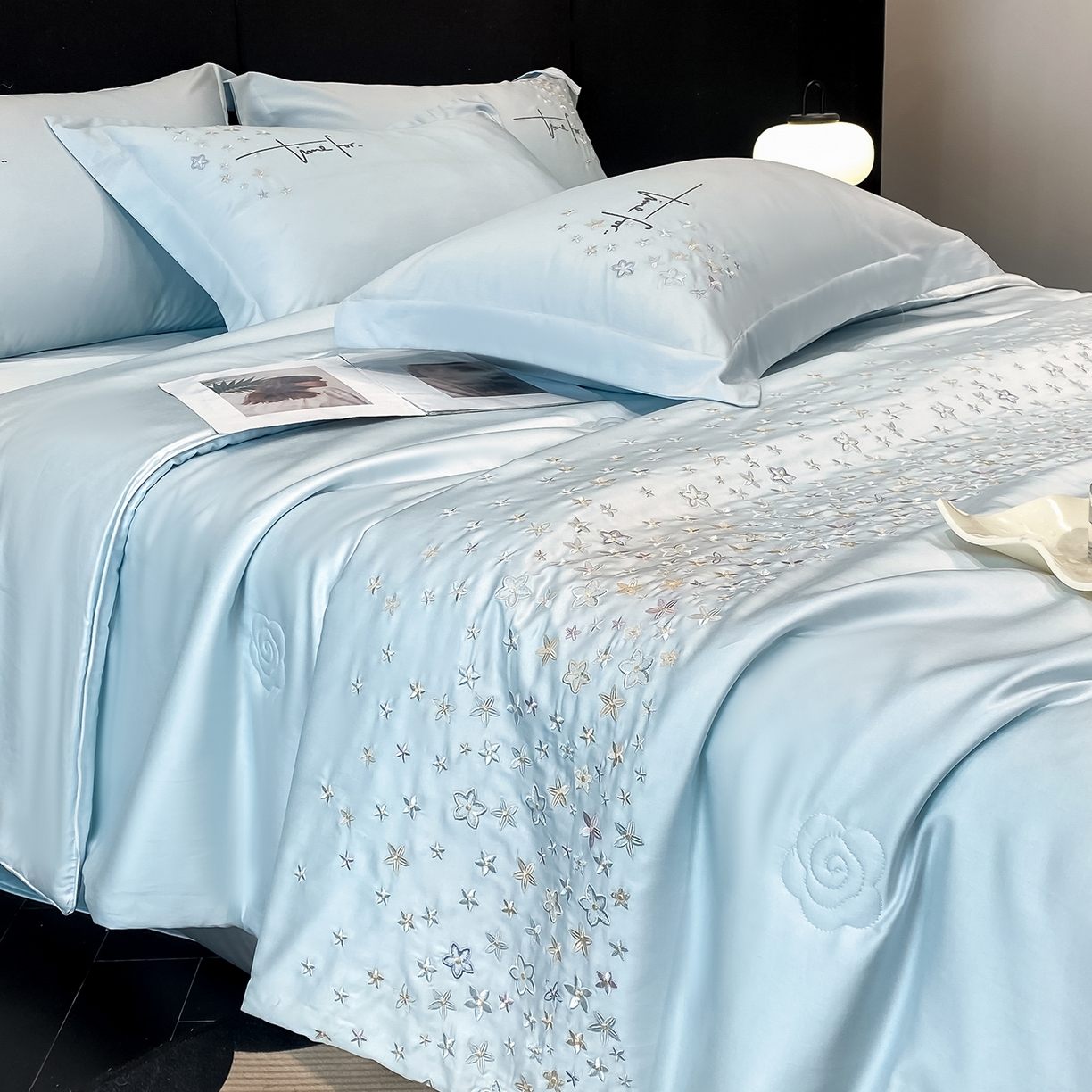 91家纺网 家纺一手货源 找家纺 新方向 2026新款刺绣A类20%蚕丝天丝棉夏被四件套-星耀 星耀-微光蓝