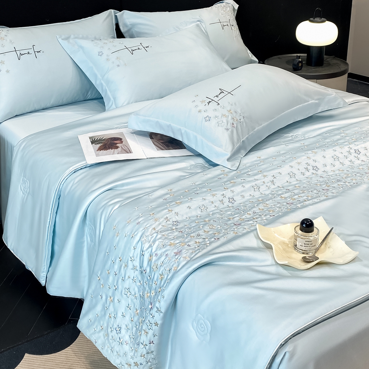 91家纺网 家纺一手货源 找家纺 新方向 2026新款刺绣A类20%蚕丝天丝棉夏被四件套-星耀 星耀-微光蓝