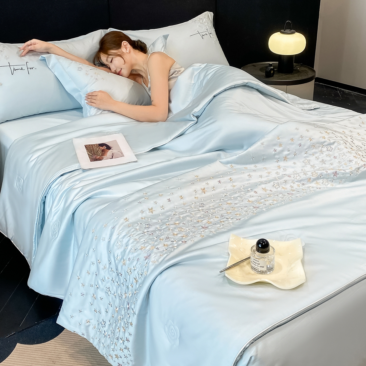 91家纺网 家纺一手货源 找家纺 新方向 2026新款刺绣A类20%蚕丝天丝棉夏被四件套-星耀 星耀-微光蓝