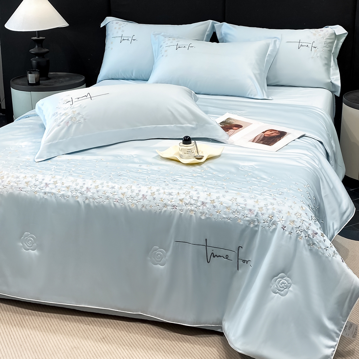 91家纺网 家纺一手货源 找家纺 新方向 2026新款刺绣A类20%蚕丝天丝棉夏被四件套-星耀 星耀-微光蓝