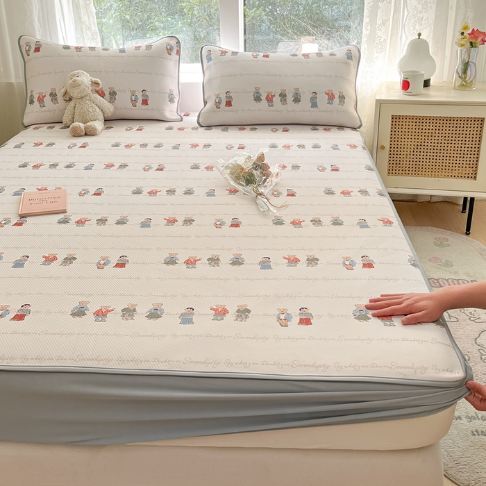 91家纺网 家纺一手货源 找家纺 女子家纺 2026新款大斜纹复合冰丝凉席-床笠款 萌熊印象-床笠款