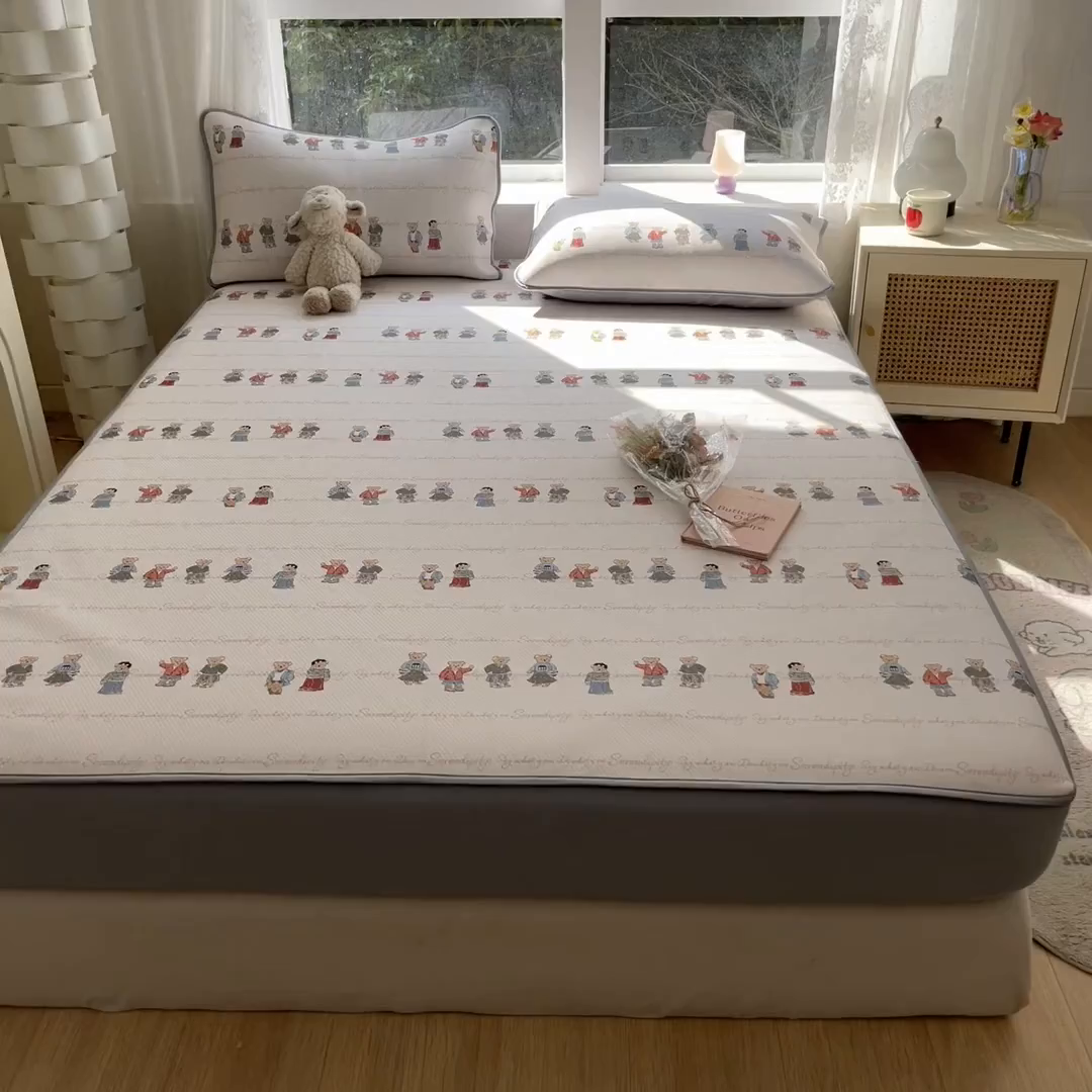 91家纺网 家纺一手货源 找家纺 女子家纺 2026新款大斜纹复合冰丝凉席-床笠款 萌熊印象-床笠款