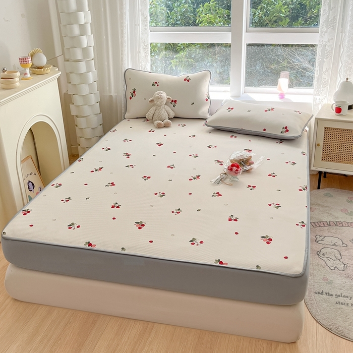 91家纺网 家纺一手货源 找家纺 女子家纺 2026新款大斜纹复合冰丝凉席-床笠款 奶油草莓-床笠款