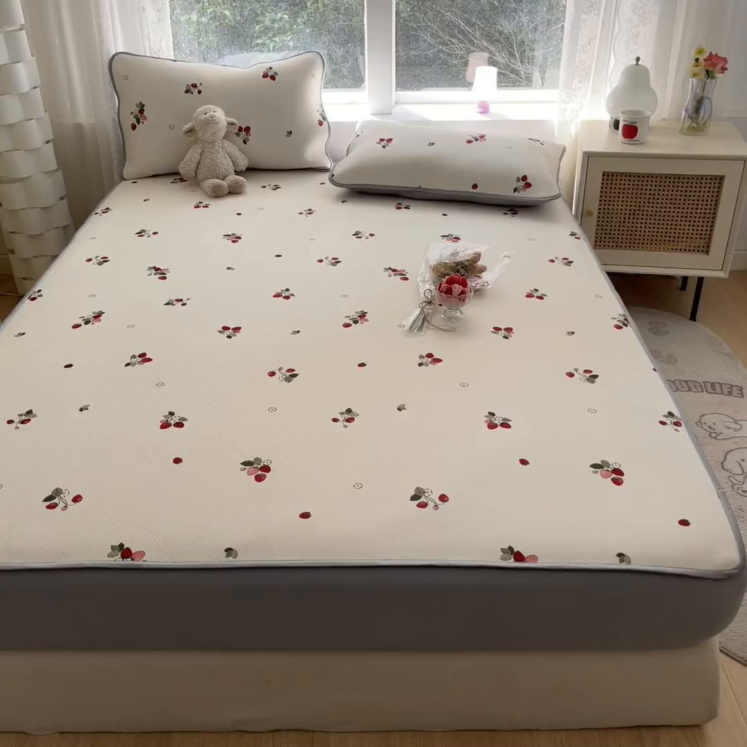 91家纺网 家纺一手货源 找家纺 女子家纺 2026新款大斜纹复合冰丝凉席-床笠款 奶油草莓-床笠款