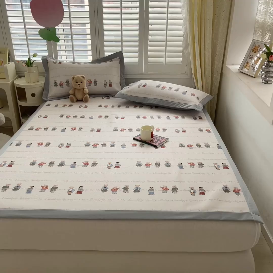 91家纺网 家纺一手货源 找家纺 女子家纺 2026新款大斜纹复合冰丝凉席-床席款 萌熊印象