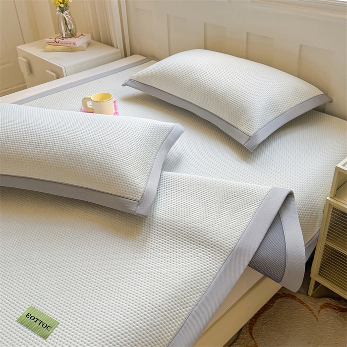 91家纺网 家纺一手货源 找家纺 女子家纺 2026新款凉感丝豆豆凉席三件套冰丝软席三明治款平铺席子 凉感丝豆豆席-薄雾灰