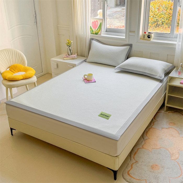 91家纺网 家纺一手货源 找家纺 女子家纺 2026新款凉感丝豆豆凉席三件套冰丝软席三明治款平铺席子 凉感丝豆豆席-薄雾灰