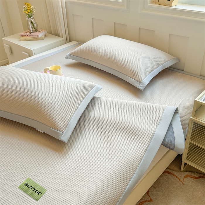 91家纺网 家纺一手货源 找家纺 女子家纺 2026新款凉感丝豆豆凉席三件套冰丝软席三明治款平铺席子 凉感丝豆豆席-莫奈咖