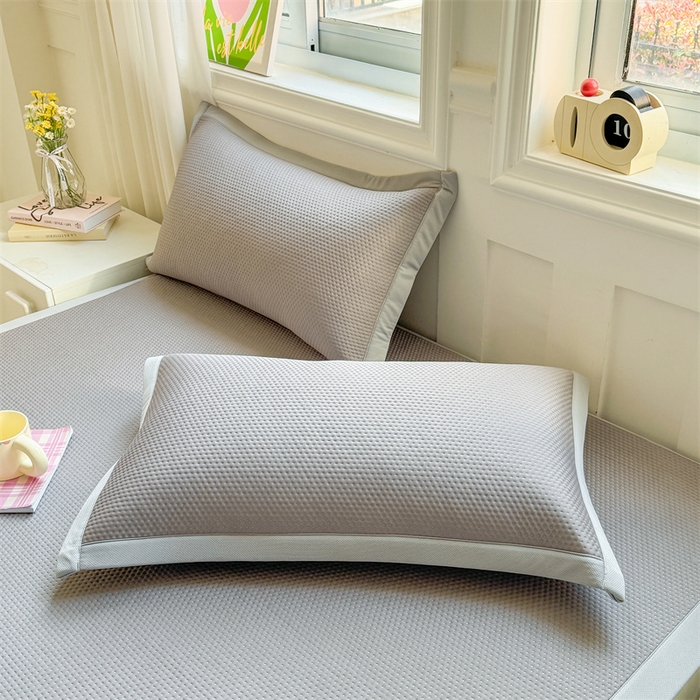 91家纺网 家纺一手货源 找家纺 女子家纺 2026新款凉感丝豆豆凉席三件套冰丝软席三明治款平铺席子 凉感丝豆豆席-冰川灰