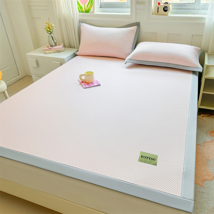 91家纺网 家纺一手货源 找家纺 女子家纺 2026新款凉感丝豆豆凉席三件套冰丝软席三明治款平铺席子 凉感丝豆豆席-胭脂粉