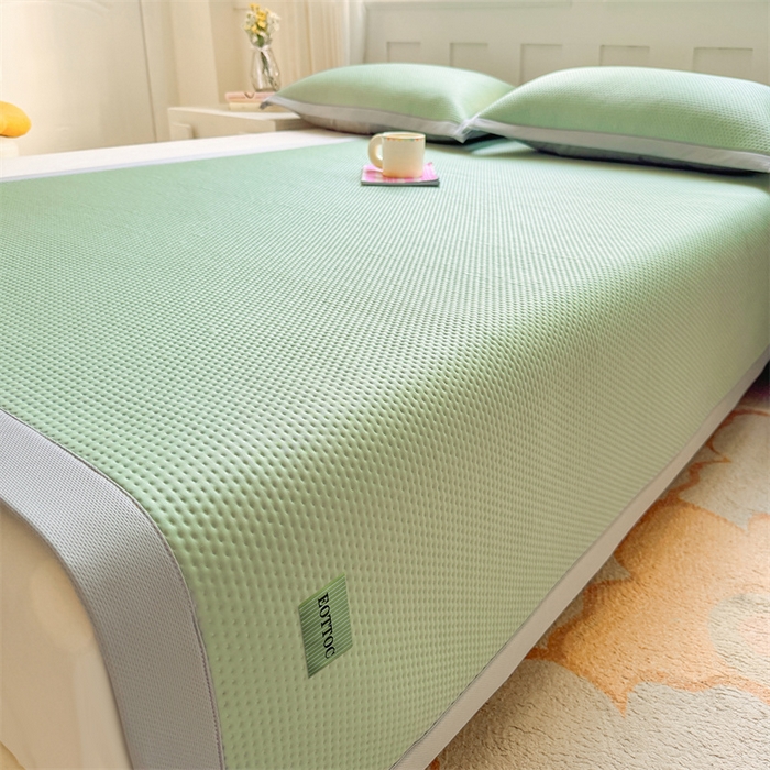 91家纺网 家纺一手货源 找家纺 女子家纺 2026新款凉感丝豆豆凉席三件套冰丝软席三明治款平铺席子 凉感丝豆豆席-春辰绿