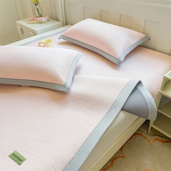 91家纺网 家纺一手货源 找家纺 女子家纺 2026新款凉感丝豆豆凉席三件套冰丝软席三明治款平铺席子 凉感丝豆豆席-胭脂粉