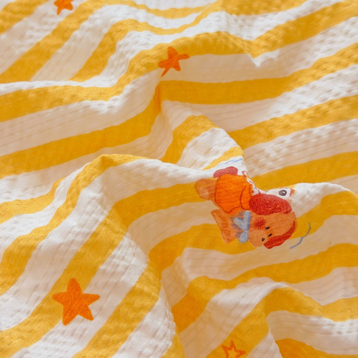 91家纺网 家纺一手货源 找家纺 悠米悠家 2026春夏新款泡泡纱印花夏被夏凉被空调被 元气星星人