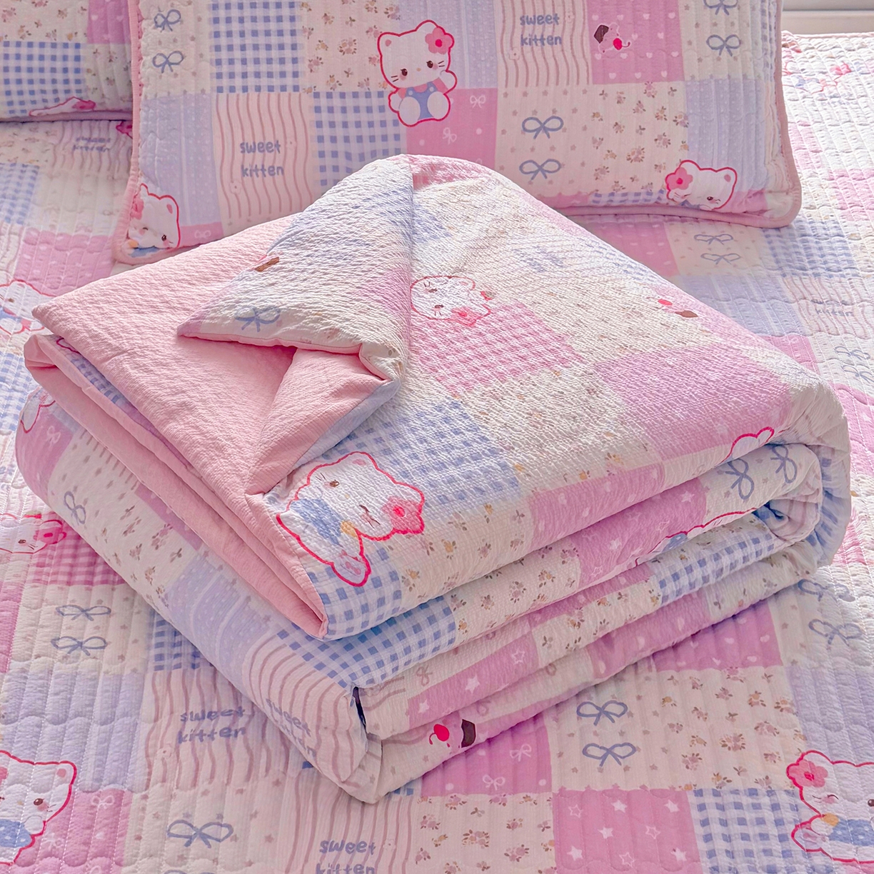 91家纺网 家纺一手货源 找家纺 悠米悠家 2026春夏新款泡泡纱印花夏被夏凉被空调被 kitty 格子铺
