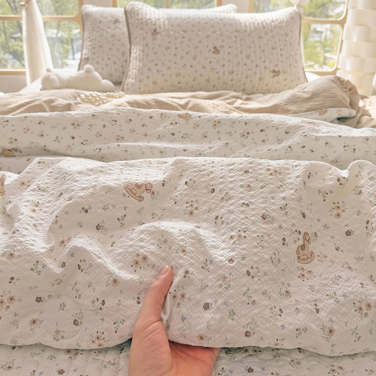 91家纺网 家纺一手货源 找家纺 悠米悠家 2026春夏新款泡泡纱印花夏被夏凉被空调被 木马田园诗