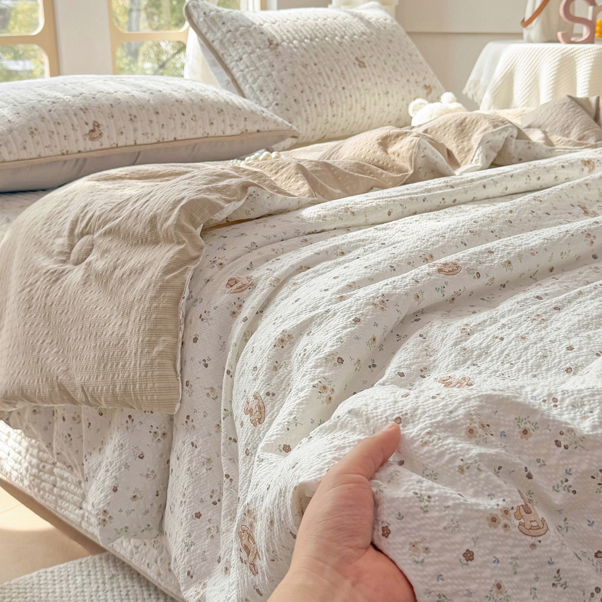 91家纺网 家纺一手货源 找家纺 悠米悠家 2026春夏新款泡泡纱印花夏被夏凉被空调被 木马田园诗