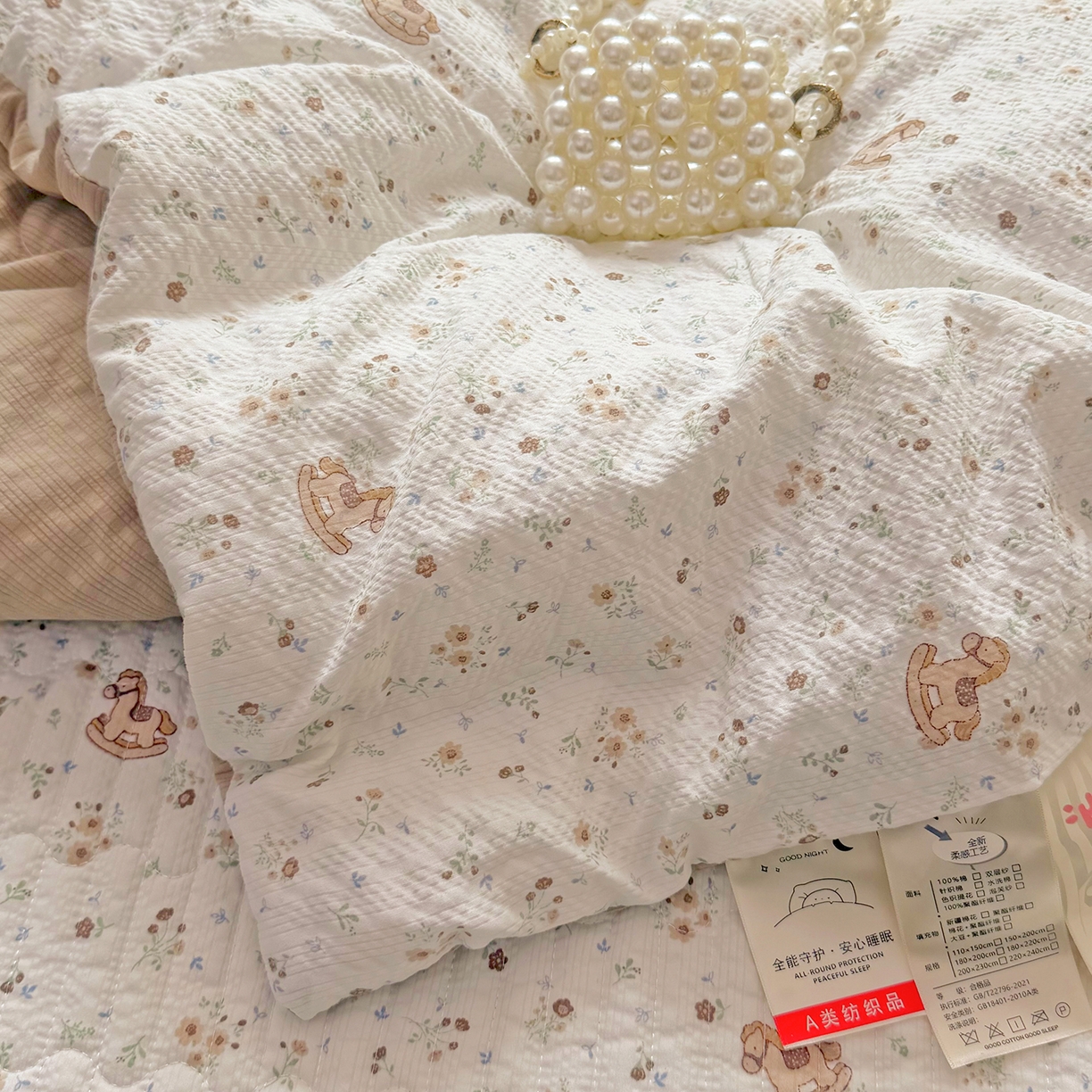 91家纺网 家纺一手货源 找家纺 悠米悠家 2026春夏新款泡泡纱印花夏被夏凉被空调被 木马田园诗