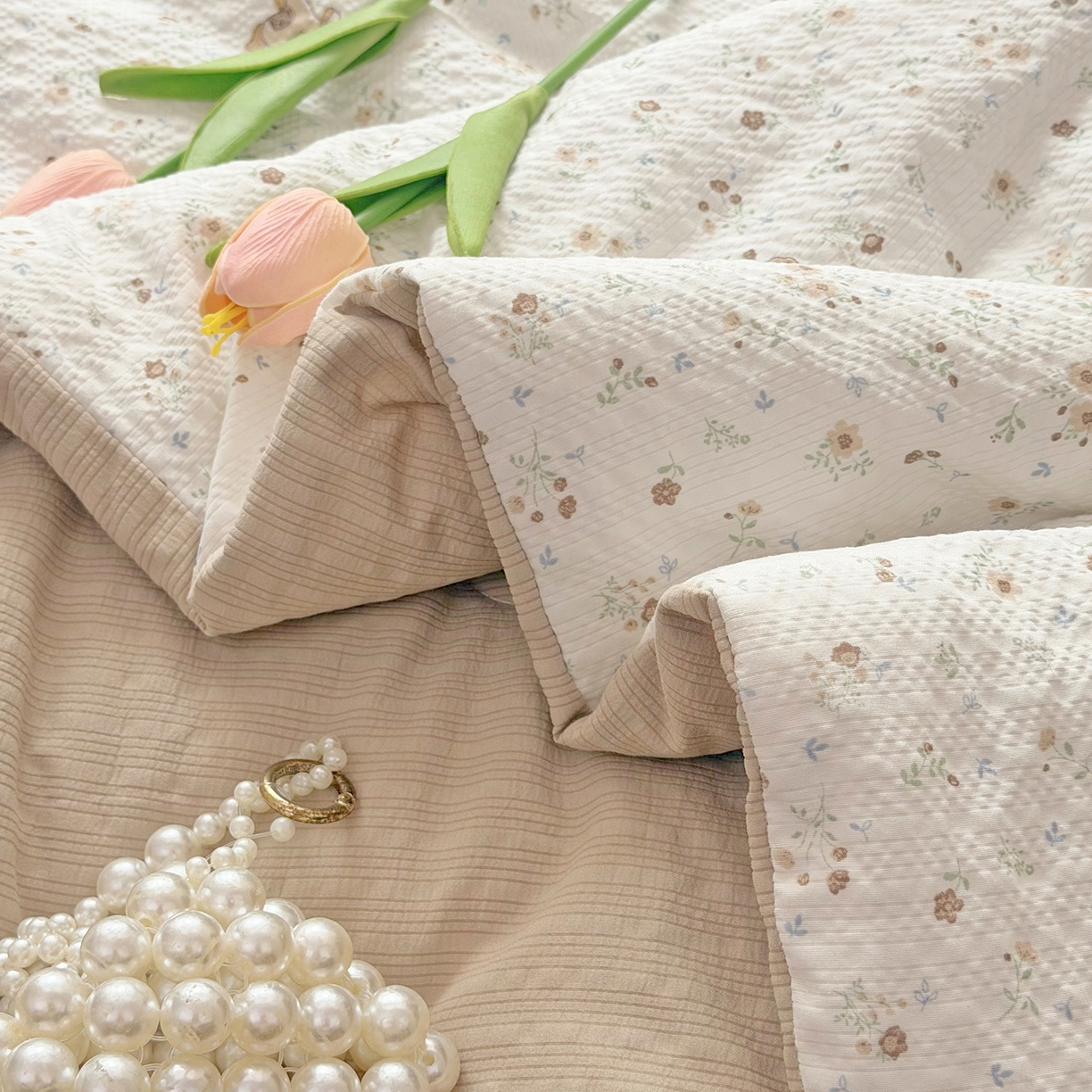 91家纺网 家纺一手货源 找家纺 悠米悠家 2026春夏新款泡泡纱印花夏被夏凉被空调被 木马田园诗