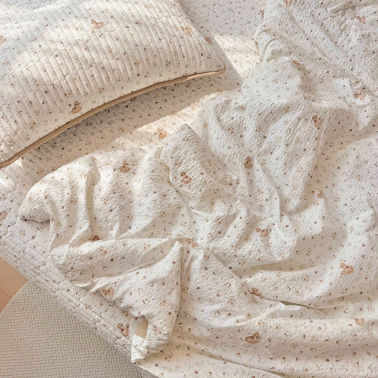 91家纺网 家纺一手货源 找家纺 悠米悠家 2026春夏新款泡泡纱印花夏被夏凉被空调被 木马田园诗