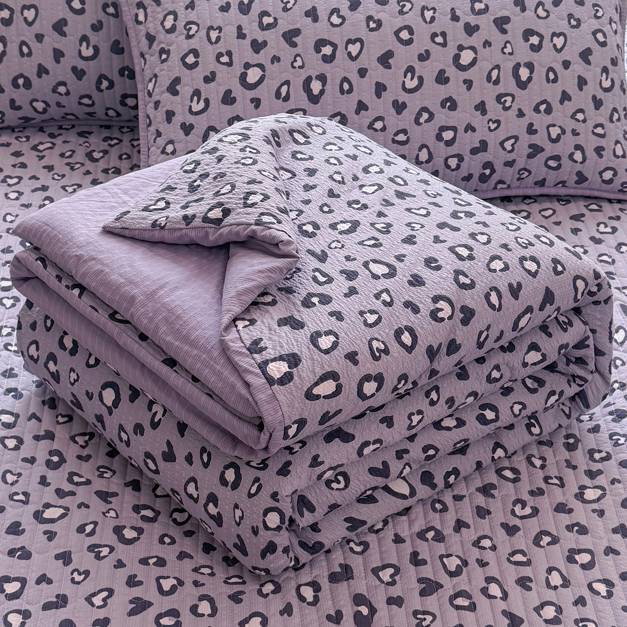 91家纺网 家纺一手货源 找家纺 悠米悠家 2026春夏新款泡泡纱印花夏被夏凉被空调被 香芋豹纹心