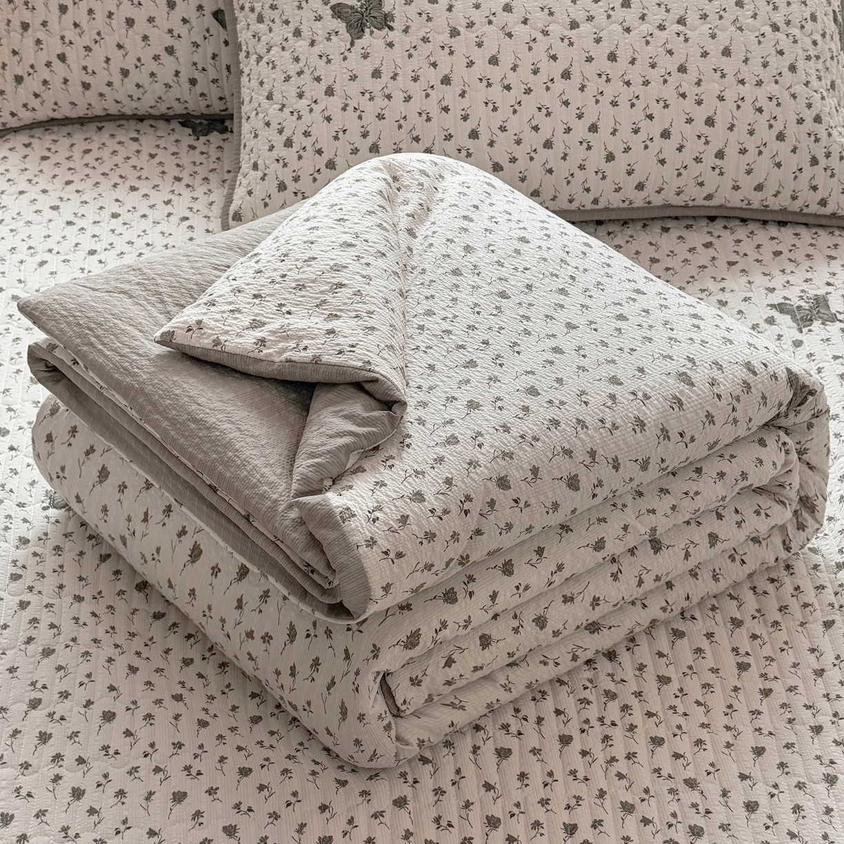 91家纺网 家纺一手货源 找家纺 悠米悠家 2026春夏新款泡泡纱印花夏被夏凉被空调被 清冷蝴蝶