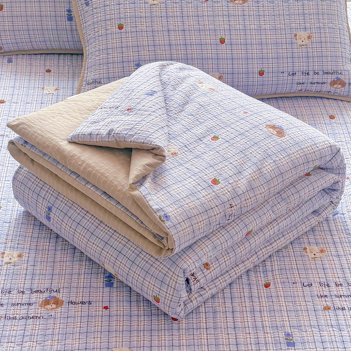 91家纺网 家纺一手货源 找家纺 悠米悠家 2026春夏新款泡泡纱印花夏被夏凉被空调被 格纹小狗