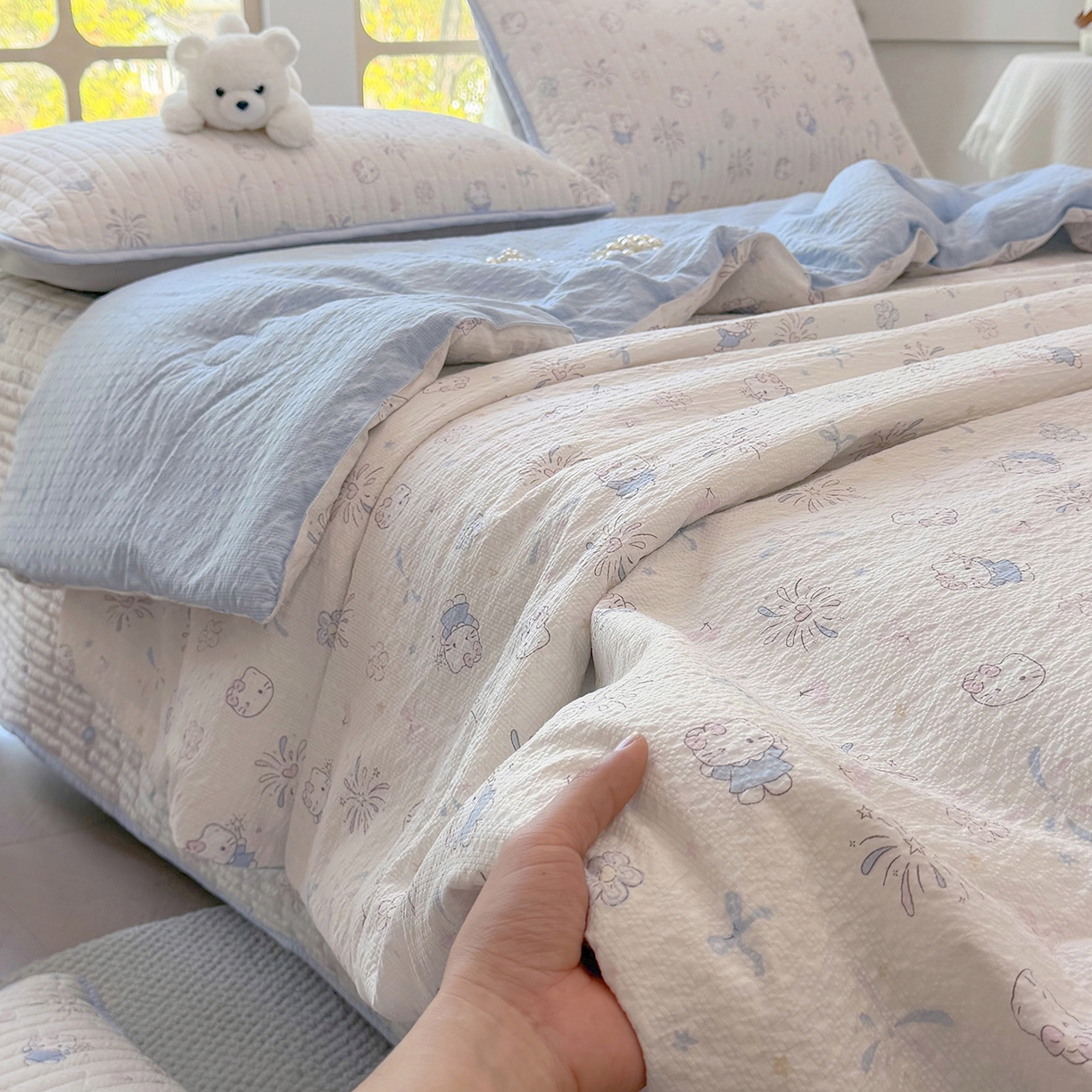 91家纺网 家纺一手货源 找家纺 悠米悠家 2026春夏新款泡泡纱印花夏被夏凉被空调被 夏日Kt烟花铺