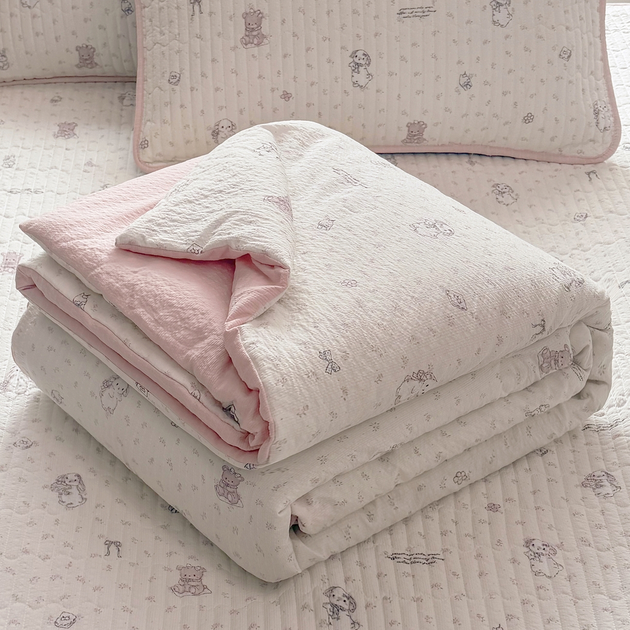 91家纺网 家纺一手货源 找家纺 悠米悠家 2026春夏新款泡泡纱印花夏被夏凉被空调被 奶白小羊记