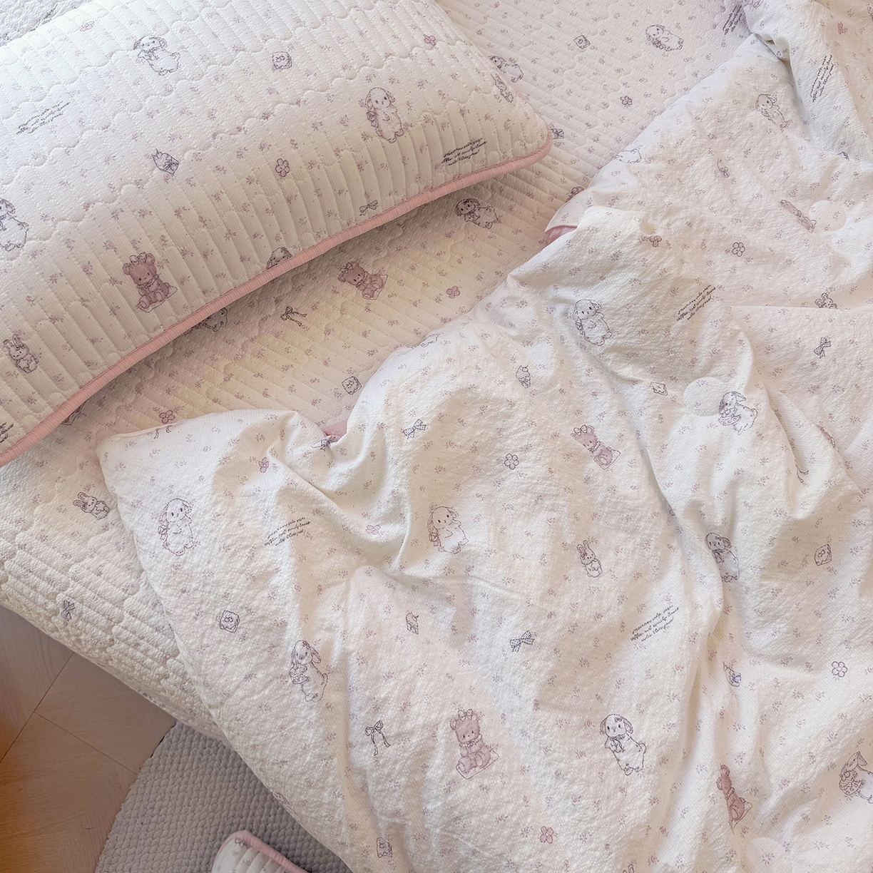 91家纺网 家纺一手货源 找家纺 悠米悠家 2026春夏新款泡泡纱印花夏被夏凉被空调被 奶白小羊记