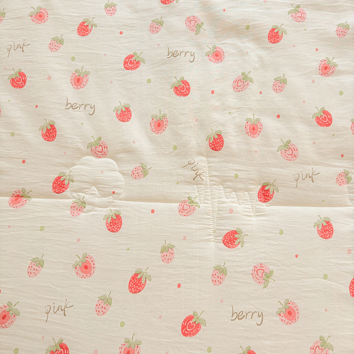 91家纺网 家纺一手货源 找家纺 2026新款A类印花手包边凌香新疆棉花夏被 凌香草莓甜心