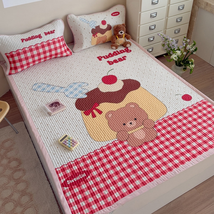 91家纺网 家纺一手货源 找家纺 贝扬思家纺 2026新款数码大版凉感丝夏被凉席系列 焦糖布丁熊