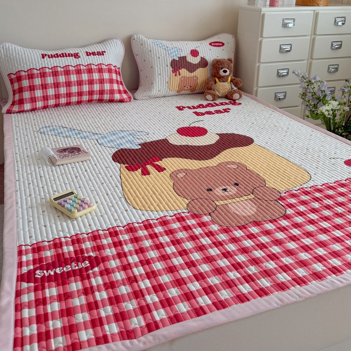 91家纺网 家纺一手货源 找家纺 贝扬思家纺 2026新款数码大版凉感丝夏被凉席系列 焦糖布丁熊