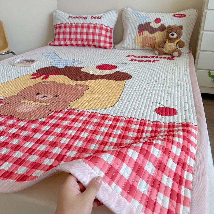 91家纺网 家纺一手货源 找家纺 贝扬思家纺 2026新款数码大版凉感丝夏被凉席系列 焦糖布丁熊