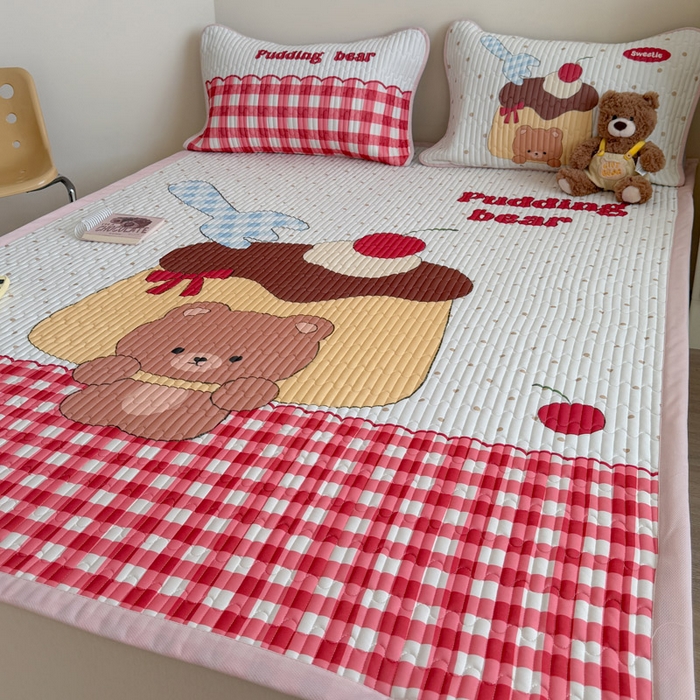 91家纺网 家纺一手货源 找家纺 贝扬思家纺 2026新款数码大版凉感丝夏被凉席系列 焦糖布丁熊