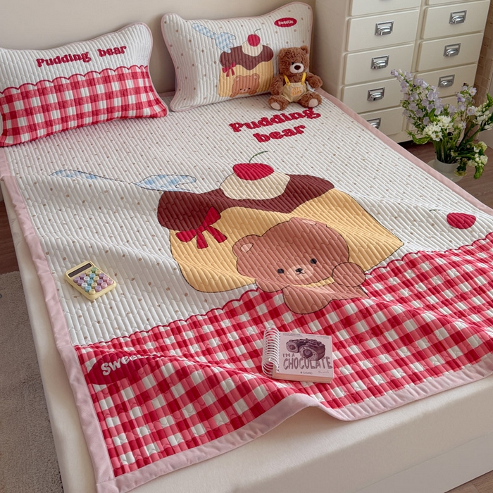 91家纺网 家纺一手货源 找家纺 贝扬思家纺 2026新款数码大版凉感丝夏被凉席系列 焦糖布丁熊